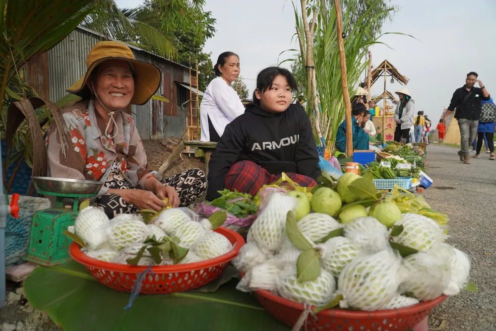 Với 29 gian hàng bày bán rau củ, quà quê và đặc sản địa phương, phiên chợ mang đậm nét văn hóa miền Tây. Ảnh: HẢI DƯƠNG cho-phien-xom-ray-dong-thap-4.jpg