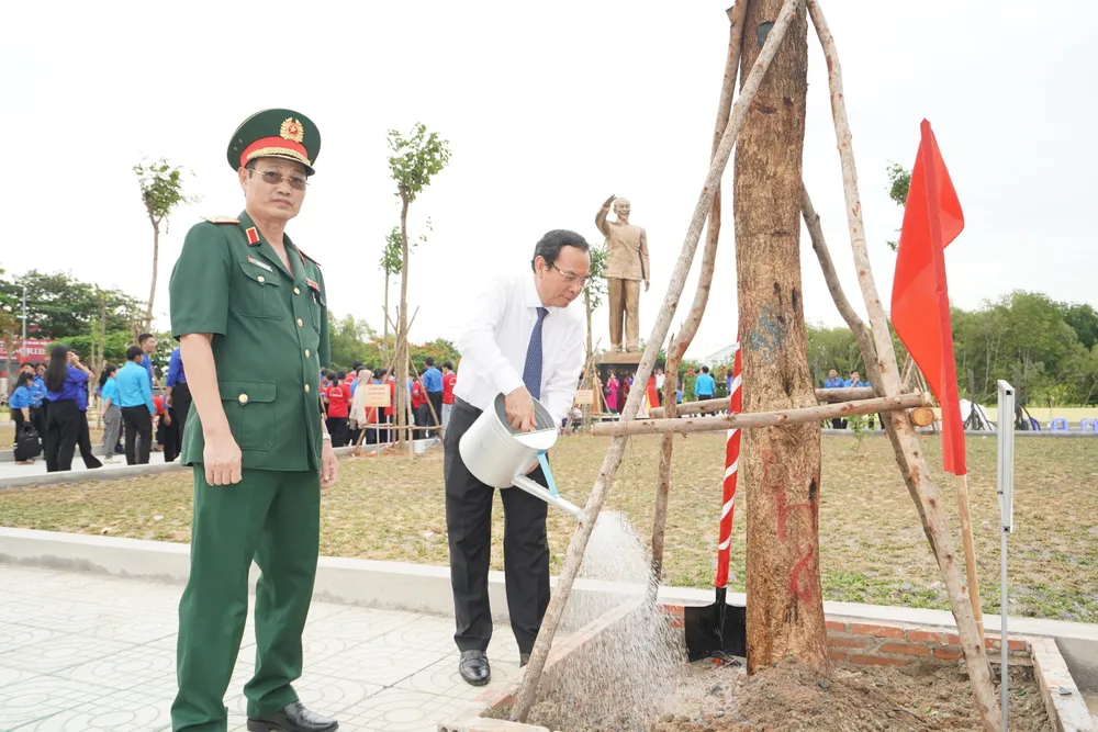 Bí thư Thành ủy TP.HCM Nguyễn Văn Nên trồng cây tại Đền thờ anh hùng liệt sĩ chiến khu Rừng Sác, huyện Cần Giờ. Ảnh: HOÀNG QUÂN den-tho-anh-hung-liet-si-3.JPG