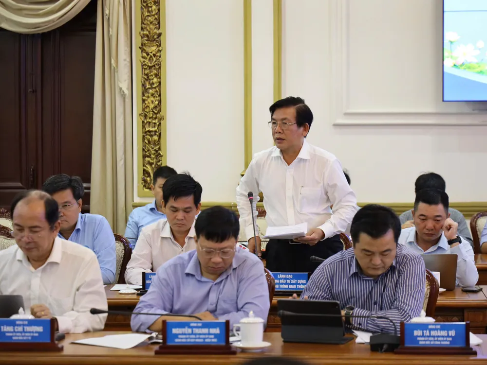 Lãnh đạo Ban Giao thông đề nghị các địa phương sớm bàn giao mặt bằng. Ảnh: TTBC chu-tich-phan-van-mai.jpeg