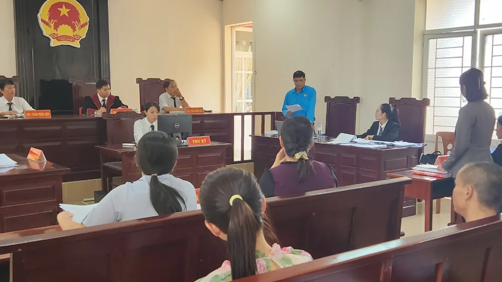 Phiên tòa diễn ra chiều 12-10 tại TAND thị xã Phú Mỹ. Ảnh: TK Lien-doan-lao-dong-Ba-Ria-Vung-Tau.jpg