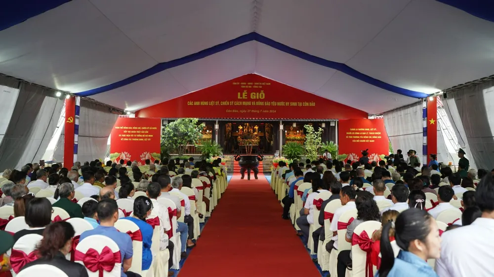 Lễ giỗ các Anh hùng liệt sĩ, chiến sĩ cách mạng và đồng bào yêu nước đã hy sinh được tổ chức tại Đền thờ Côn Đảo. Ảnh: MẠNH CƯỜNG Le-gio-cac-anh-hung-liet-si-h6.jpg