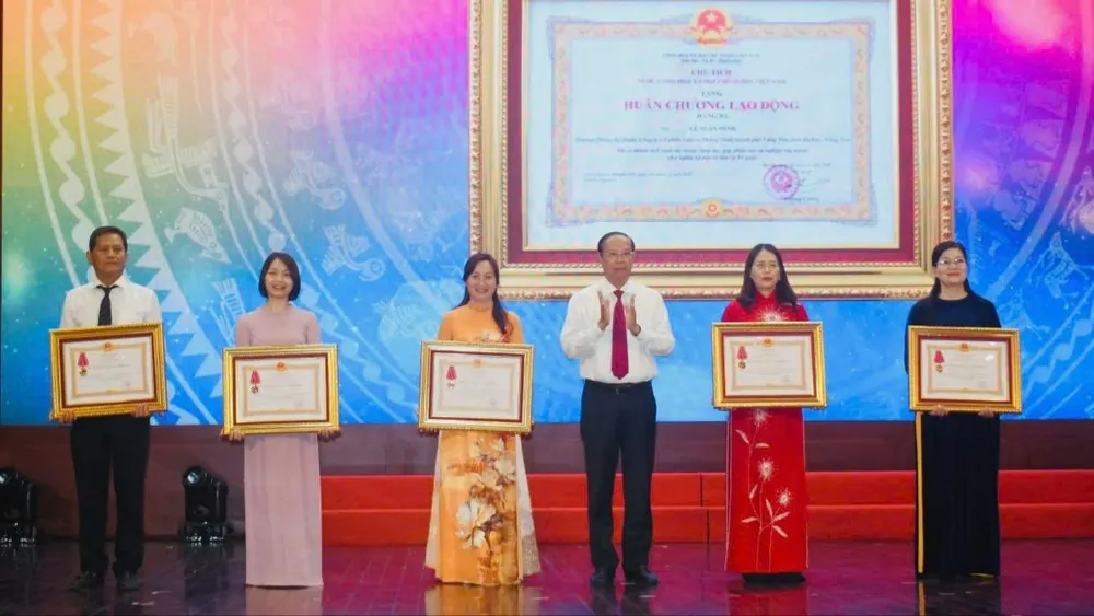 Trao tặng Huân chương Lao động hạng Nhì, hạng Ba cho 5 cá nhân đạt thành tích xuất sắc trong thời gian vừa qua. Ảnh: HT Phong-trao-thi-dua.jpg