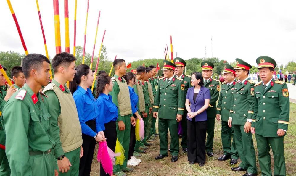 Đại tá Nguyễn Hữu Thắng, Chính ủy Sư đoàn 9 và Thủ trưởng cơ quan Quân đoàn 34 cùng lãnh đạo cấp ủy, chính quyền địa phương động viên chiến sĩ mới tại Trung đoàn 3. Sư đoàn 9 (4).jpg