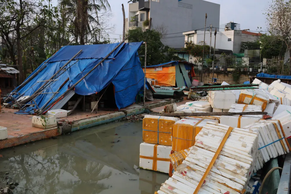 Do nước ngập triền miên, nhà của ông Chín sụt lún, e ngại nhà sập, ông đã chủ động tháo dỡ nhà cửa. TP-Thu-Duc-24.jpg