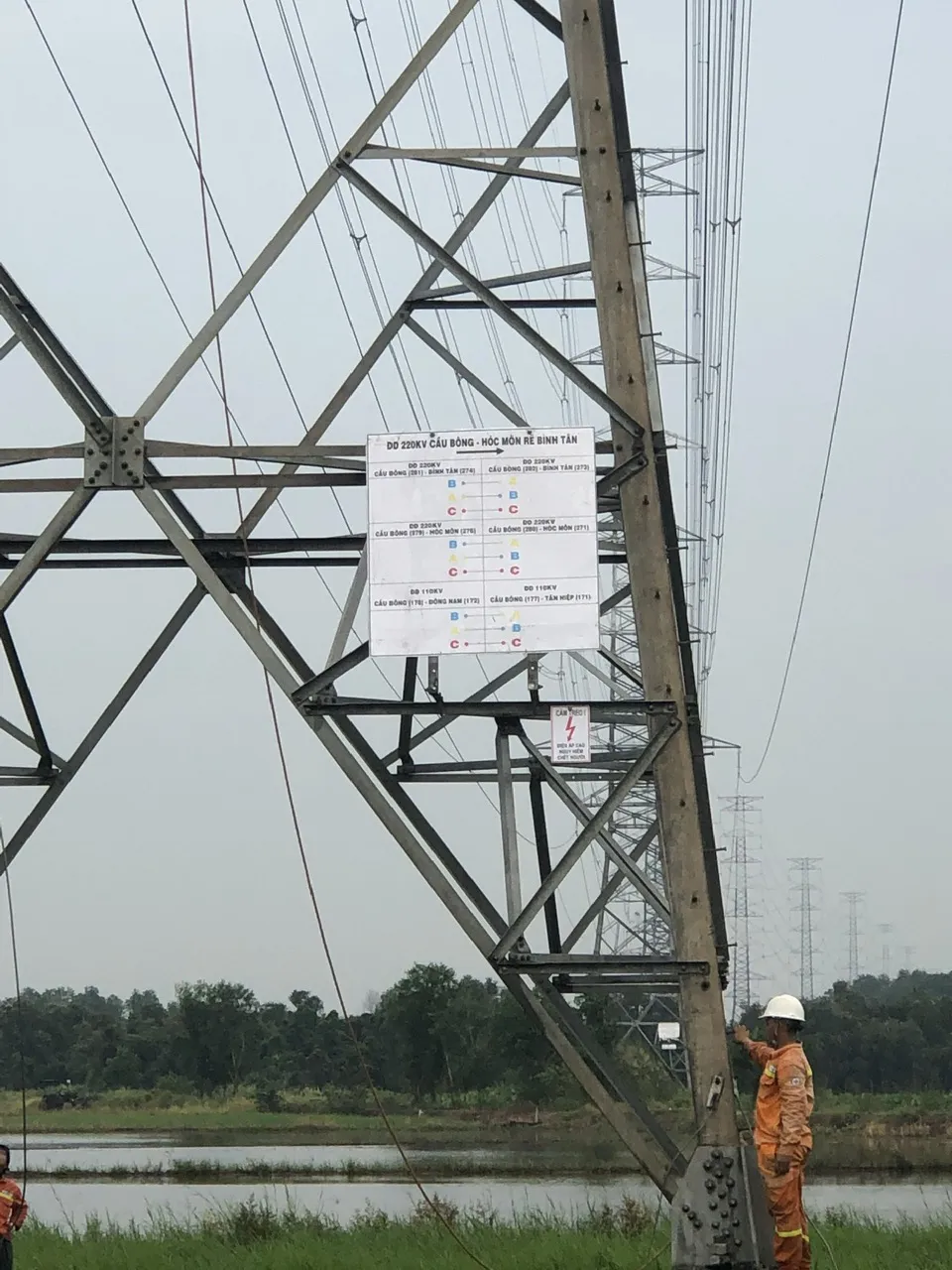 Công trình thay biển tên biển số ĐZ Cầu Bông - Hóc Môn. truyen-tai-dien-tp-hcm-no-luc-hoan-thanh-cong-trinh-sua-chua-lon-nam-2024-2.png
