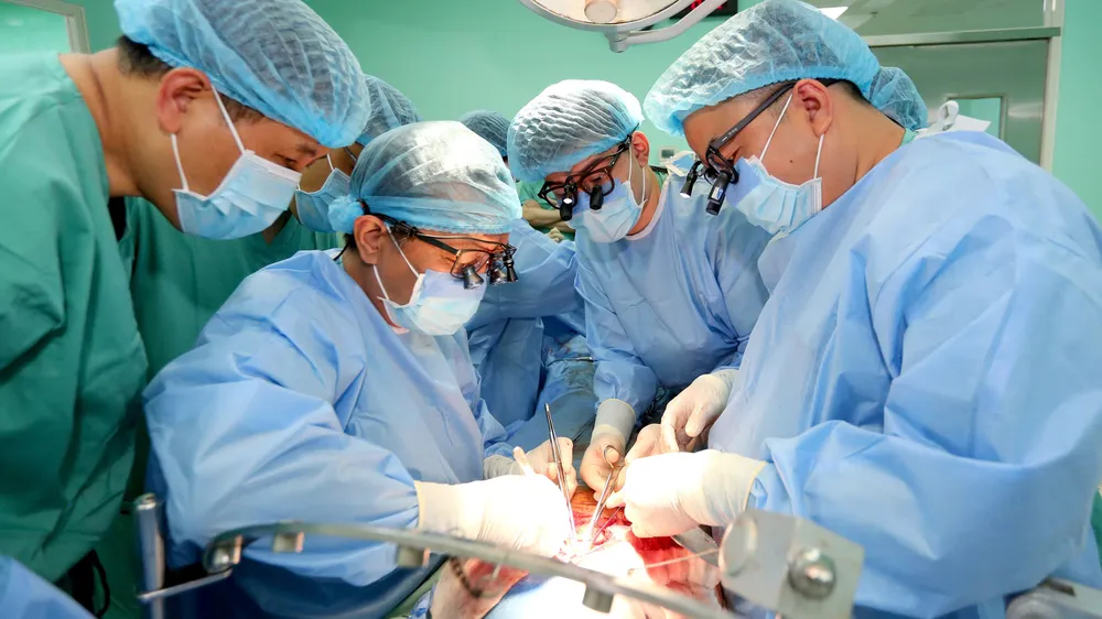 Các y bác sĩ đang thực hiện ca ghép tạng tại Bệnh viện Trung ương Huế. tim-gan-giac-mac-tu-nguoi-hien-o-phu-yen-duoc-ghep-thanh-cong-cho-4-benh-nhan-o-hue.jpg