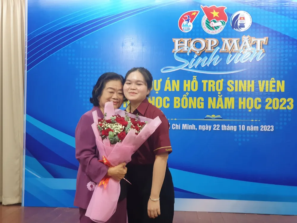 Đại diện sinh viên thụ hưởng dự án "Hỗ trợ sinh viên" tri ân Chủ tịch Quỹ. Ảnh: VĂN HÀ. truong-my-hoa1.jpg