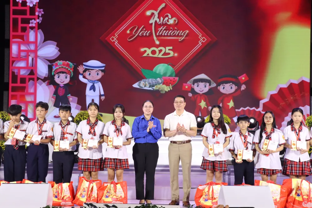 Trao quà cho các em học sinh thuộc các dự án của Quỹ học bổng Vừ A Dính quy-hoc-bong-vu-a-dinh7 (2).JPG