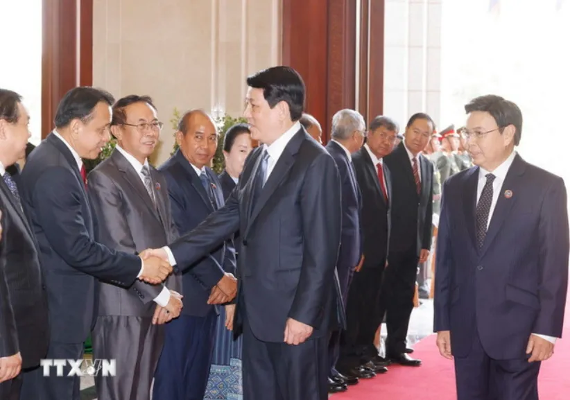Chủ tịch nước Lương Cường với các thành viên đoàn Quốc hội Lào. (Ảnh: Lâm Khánh/TTXVN) 2504E.jpg