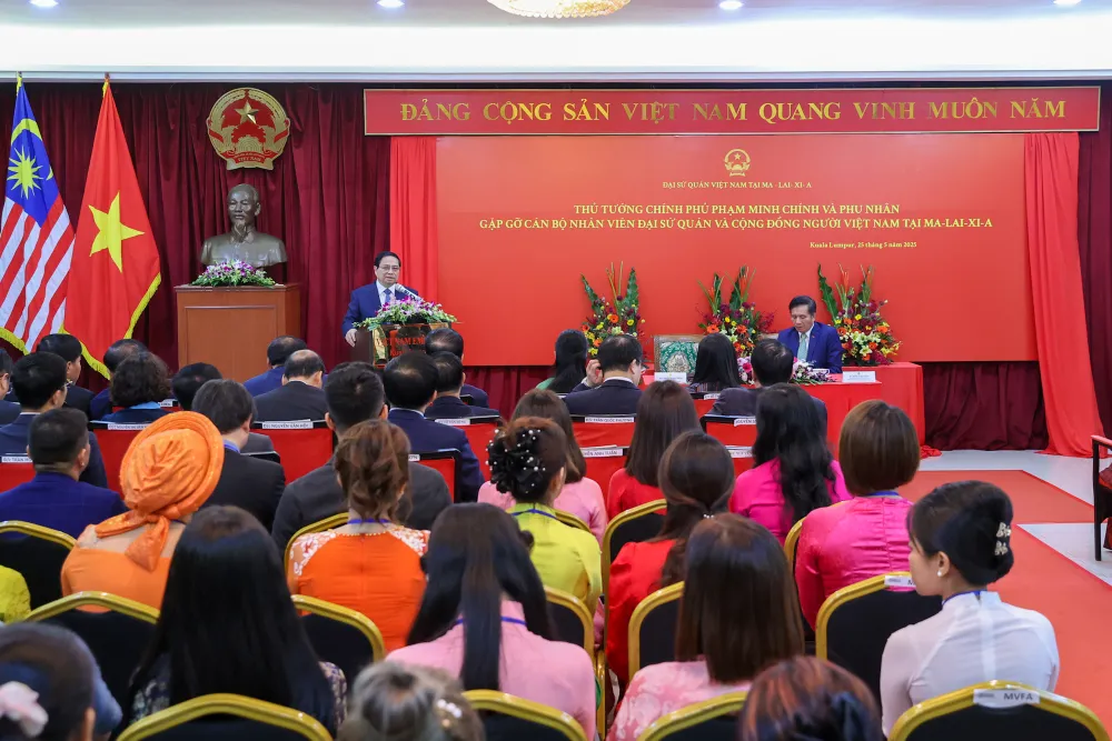 Thủ tướng Phạm Minh Chính phát biểu tại buổi gặp cán bộ, nhân viên, Đại sứ quán và đại diện cộng đồng người Việt Nam tại Malaysia. (Ảnh: Dương Giang/TTXVN) 2505NV.jpg