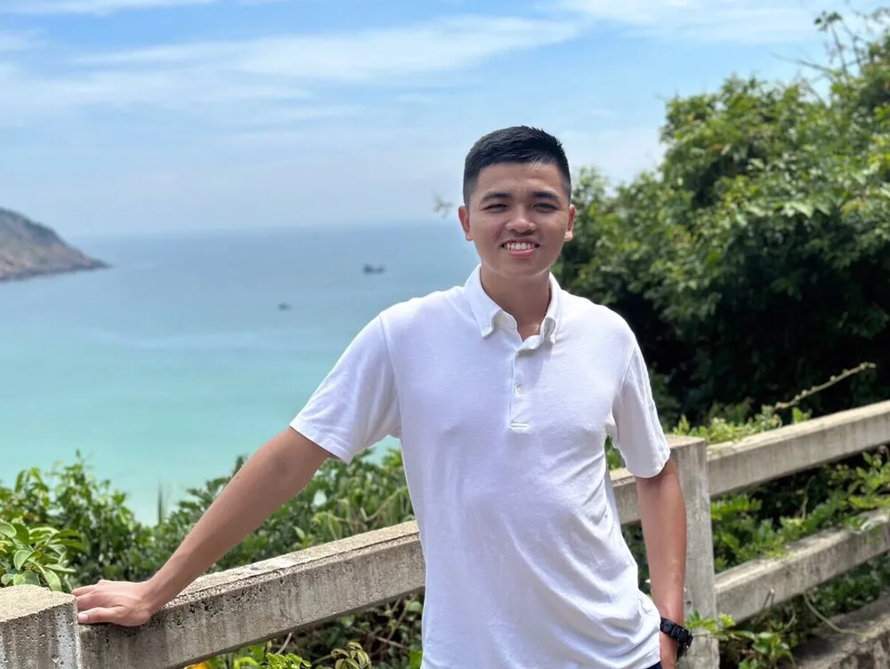 Tân cử nhân Nguyễn Trọng Hoàng. Tân cử nhân xuất sắc