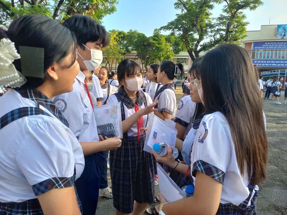 Thí sinh vui vẻ trao đổi, trò chuyện trước giờ thi. Ảnh: P.A may-tinh-bo-tui-lop-10 (5).jpg