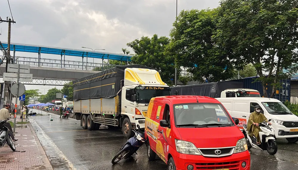 Xe tải va chạm với xe máy làm 2 người tử vong rồi tiếp tục lao thẳng tông vào 3 xe khác phía trước kéo dài khoảng 50 m mới dừng lại. Ảnh: PHẠM HẢI loi-khai-nam-tai-xe-xe-tai-gay-tai-nan-lien-hoan-lam-2-nguoi-tu-vong-truoc-cho-dau-moi-thu-duc (1).jpg
