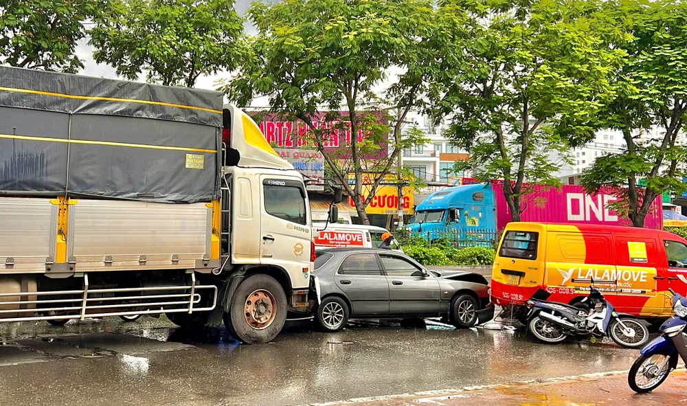 Hiện trường vụ tai nạn liên hoàn khiến 2 người tử vong, 5 phương tiện hư hỏng. Ảnh: PHẠM HẢI Lời khai nam tài xế xe tải gây tai nạn liên hoàn làm 2 người tử vong trước chợ Đầu Mối Thủ Đức