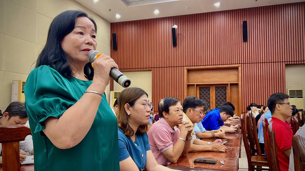 Cử tri Nguyễn Thị Dung phát biểu tại buổi tiếp xúc. Ảnh: PHẠM HẢI Cử tri TP.HCM: ‘Bữa ăn hằng ngày không còn an toàn’