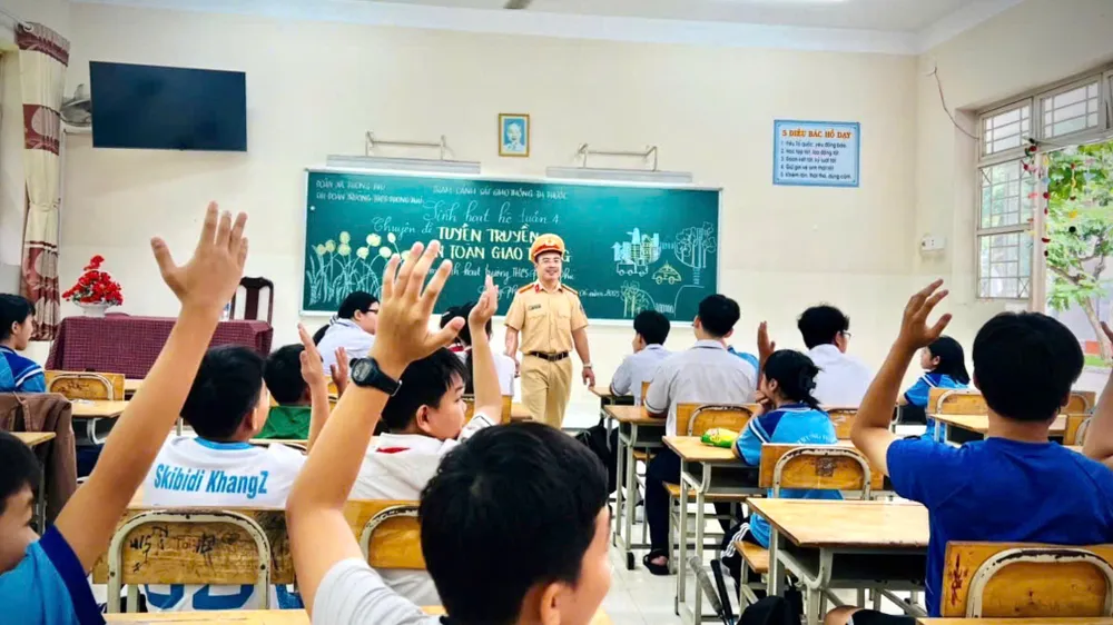 Thiếu tá Phan Thành Nghĩa, Bí thư Chi đoàn Trạm CSGT Đa Phước trực tiếp hướng dẫn các em học sinh về kỹ năng tham gia giao thông an toàn. CSGT Đa Phước đẩy mạnh tuyên truyền pháp luật giao thông cho học sinh dịp hè