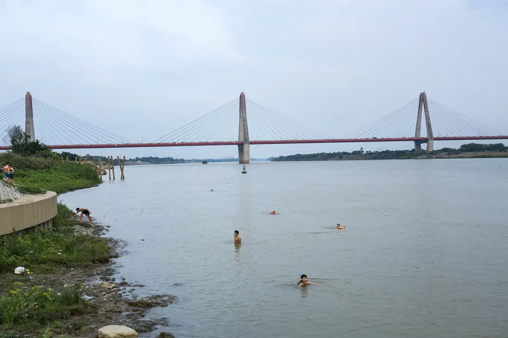 Nhiều bãi tắm tự phát ở khu vực sông Hồng trong những ngày nắng nóng. canh-sat-duong-thuy (1).jpg