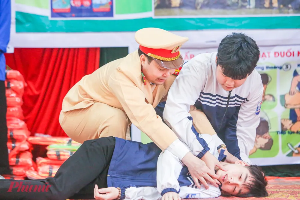 Cảnh sát đường thủy tuyên truyền, hướng dẫn cách sơ cứu khi gặp người đuối nước tại trường học. canh-sat-duong-thuy (14).jpg