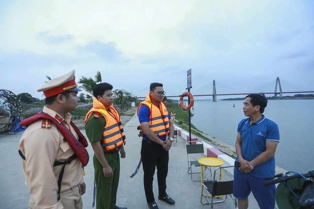 Lực lượng chức năng tuyên truyền về kỹ năng phòng tránh đuối nước và mối nguy hiểm khi tắm sông tự phát đối với người dân. canh-sat-duong-thuy (4).jpg