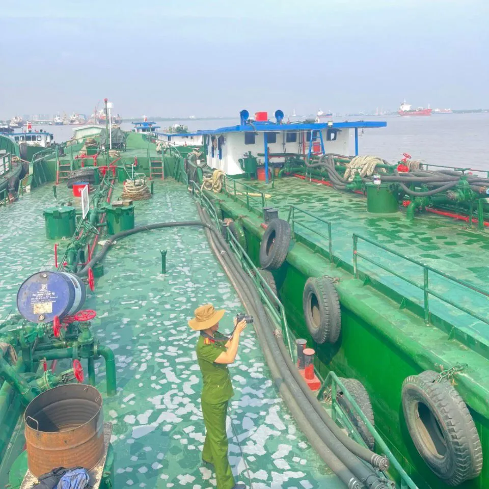 Công an thực hiện kiểm tra, khám xét với các phương tiện liên quan. Ảnh: CA duong-day-buon-dau-lau-lien-quan-2-can-bo-hai-quan-hoat-dong-ra-sao-3.jpg