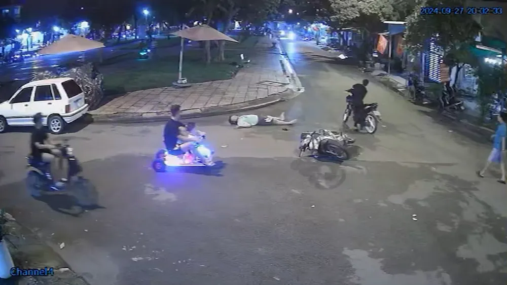Người dân phát hiện, hô hoán, đuổi theo nam thanh niên này nhưng không được. Ảnh cắt từ clip Người dân phát hiện, hô hoán, đuổi theo nam thanh niên tông người rồi bỏ chạy