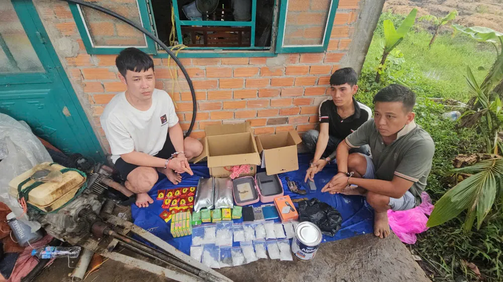 Hiệp, Sang, Quí lúc bị bắt cùng tang vật. Ảnh: CA Bắt ông trùm ma túy dưới vỏ bọc chủ tiệm tạp hóa cùng đàn em thủ nhiều súng đạn