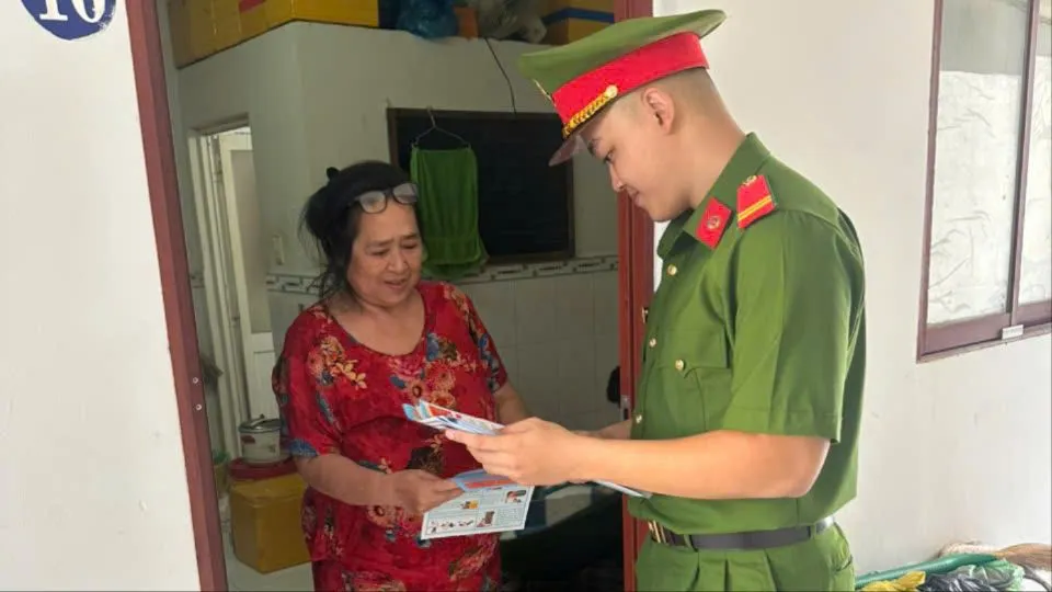 Người dân cũng được hướng dẫn sử dụng app Help 114. Ảnh: PC07 Cảnh sát đồng loạt ra quân hướng dẫn chủ trọ khắc phục vi phạm về PCCC