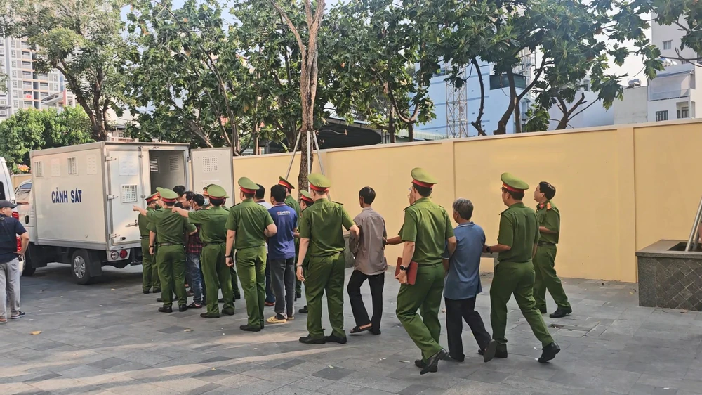 Hiện Công an TP.HCM tiếp tục điều tra mở rộng vụ án. Ảnh: CA cong-an-tp-hcm-bat-them-2-can-bo-hai-quan-trong-vu-buon-lau-hang-trieu-lit-dau-do-8.jpg