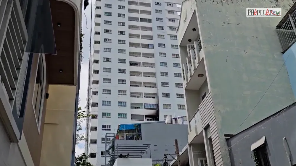 Đám cháy bùng lên từ khu vực tầng cao chung cư. Ảnh: HT Cháy cục nóng máy lạnh tại chung cư ở Tân Phú, cư dân hoảng loạn