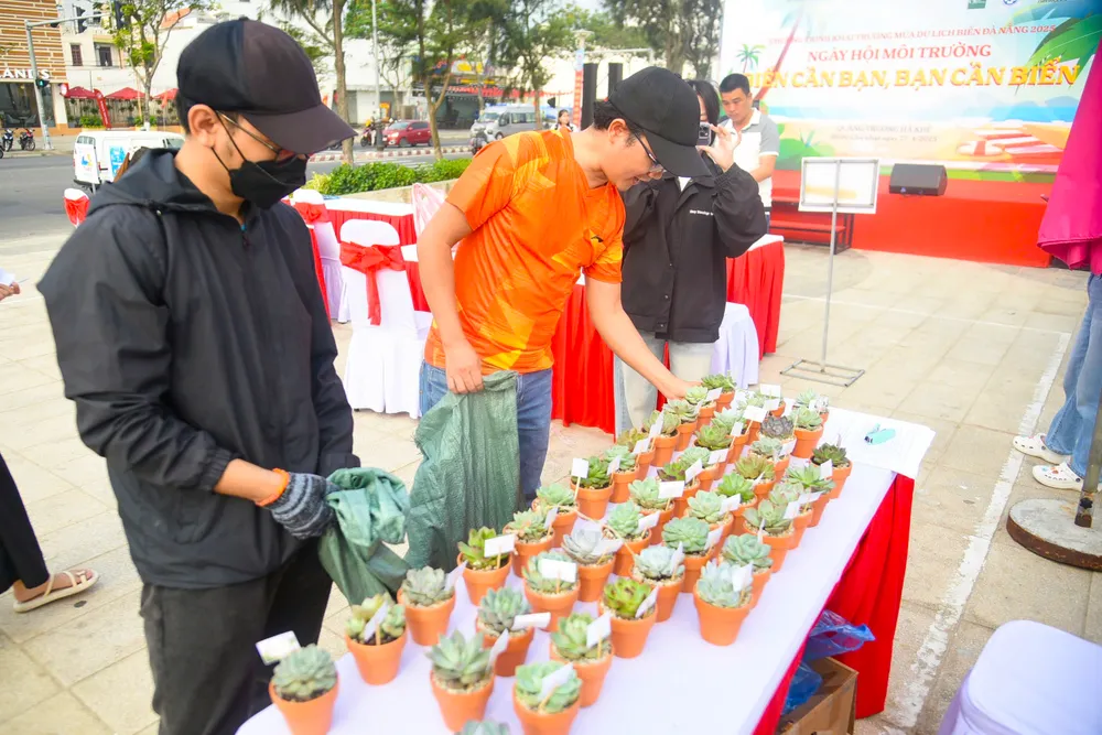 Nhiều người háo hức lựa chọn cây. đổi rác lấy cây xanh