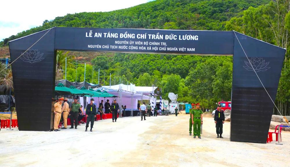 Ghi nhận vào lúc 11 giờ ngày 25-5, tại khu vực núi Dông Bồ, thôn Diên Trường, xã Phổ Khánh, thị xã Đức Phổ, tỉnh Quảng Ngãi, nhiều đơn vị đã hoàn tất công tác chuẩn bị chu đáo để tổ chức lễ an táng nguyên Chủ tịch nước Trần Đức Lương. chu-tich-nuoc-tran-duc-luong.jpg