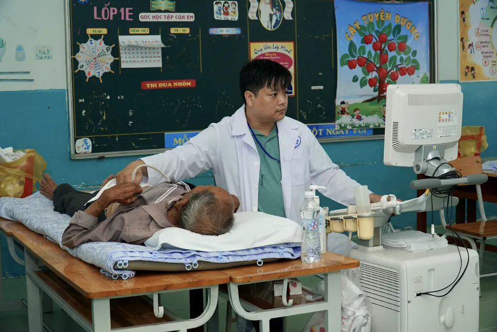 Các bác sĩ Phòng khám Đa khoa Ngọc Minh khám bệnh, phát thuốc miễn phí cho người dân hai xã của tỉnh Ninh Thuận, ngày 13-6. Ảnh: BẢO PHƯƠNG Các bác sĩ Phòng khám Đa khoa Ngọc Minh khám bệnh, phát thuốc miễn phí cho người dân hai xã của tỉnh Ninh Thuận, ngày 13-6. Ảnh: BẢO PHƯƠNG