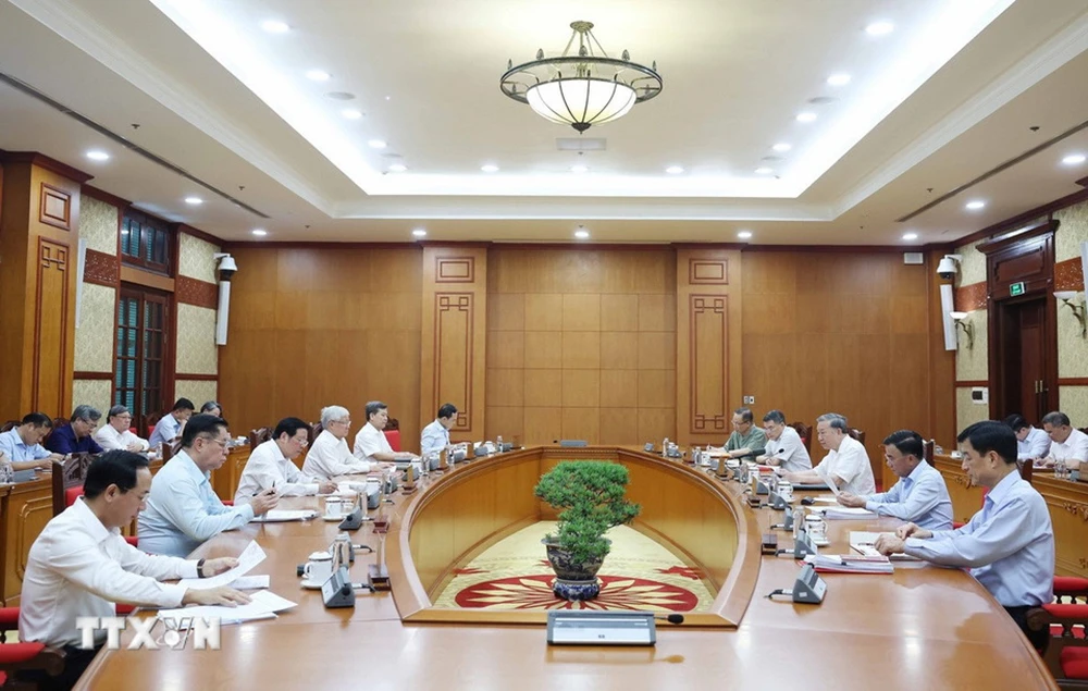 Tổng Bí thư Tô Lâm chủ trì cuộc họp Ban Bí thư về việc triển khai và tình hình lấy ý kiến nhân dân, các ngành, các cấp về nội dung sửa đổi, bổ sung một số điều của Hiến pháp năm 2013. Ảnh: TTXVN Tổng Bí thư Tô Lâm: Nếu không phân cấp, phân cấp nửa vời sẽ rất khó làm việc