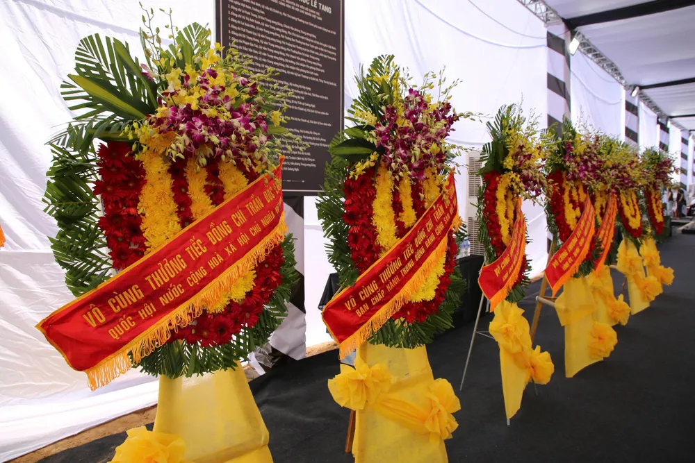 Vòng hoa bày tỏ niềm thương tiếc trước sự ra đi của nguyên Chủ tịch nước Trần Đức Lương. Ảnh: MINH TRƯỜNG ben-trong-khu-vuc-tang-le-nguyen-chu-tich-nuoc-tran-duc-luong-3.jpg
