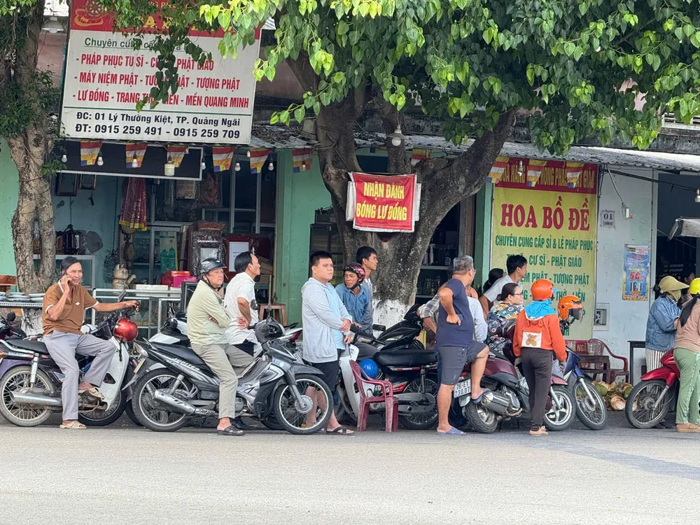 nguoi-dan-cho-tien-dua-nguyen-chu-tich-nuoc-tran-duc-luong-1.jpg
