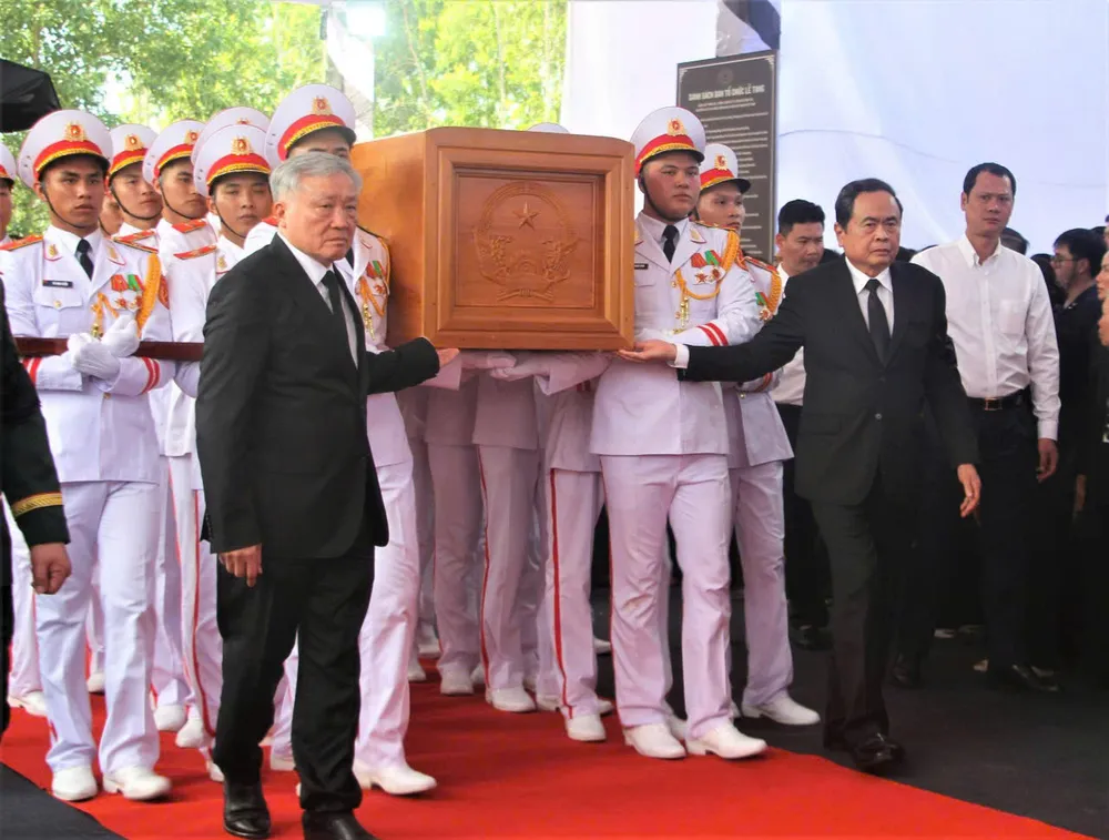 Các lãnh đạo Đảng, Nhà nước, Quốc hội đưa Linh cữu nguyên Chủ tịch nước Trần Đức Lương vào nghĩa trang xã Phổ Khánh. Ảnh: NGUYỄN YÊN nguyen-chu-tich-nuoc-tran-duc-luong-2.jpg
