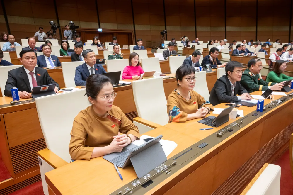 Các đại biểu tham dự Kỳ họp 9, sáng 27-6. Ảnh: PHẠM THẮNG Trưởng, phó trưởng công an xã được thực hiện một số quyền của thủ trưởng cơ quan điều tra