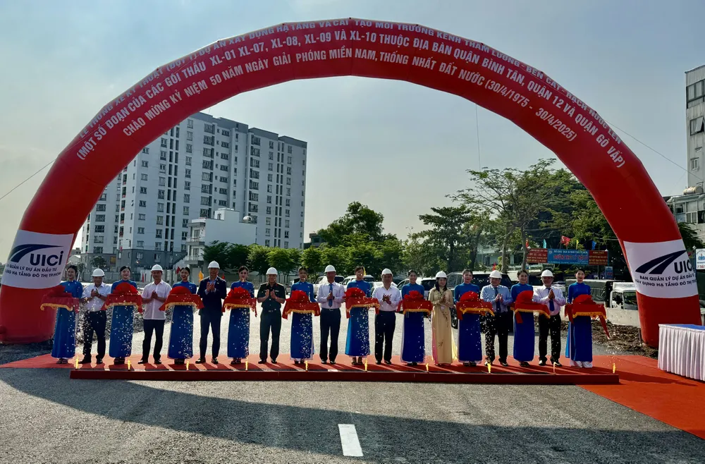 Các đại biểu thực hiện nghi thức thông xe kỹ thuật dự án xây dựng hạ tầng và cải tạo môi trường kênh Tham Lương - Bến Cát - rạch Nước Lên. Ảnh: NGUYỄN CHÂU Thông xe kỹ thuật nhiều đoạn của dự án cải tạo kênh Tham Lương - Bến Cát - rạch Nước Lên