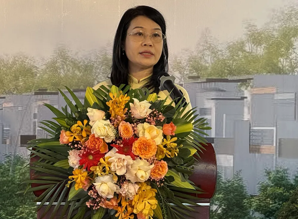 Bà Nguyễn Thị Đoan Trang, phó chủ tịch UBND quận Gò Vấp phát biểu tại buổi lễ. Ảnh: NGUYỄN CHÂU thông xe kỹ thuật kênh tham lương bến cát 4.jpg