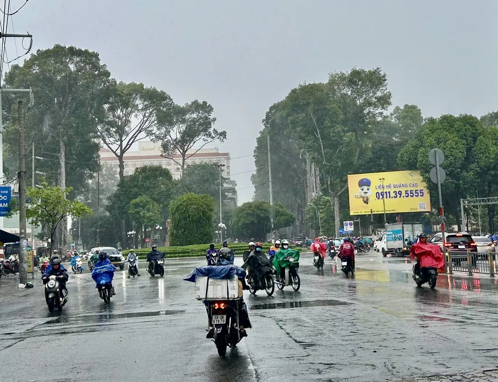 Mưa xuất hiện ở khu vực quận 5, TP.HCM chiều 12-5. Mưa xuất hiện nhiều nơi ở TP.HCM và sẽ còn kéo dài trong nhiều ngày tới