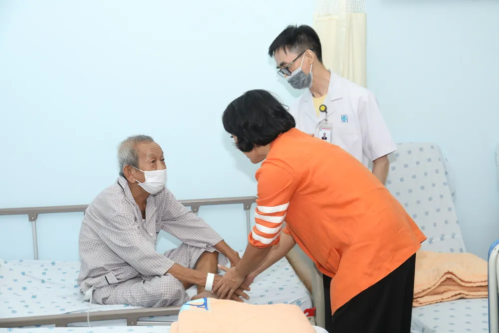 Ca sĩ Thái Thuỳ Linh hỏi thăm tình hình sức khoẻ bệnh nhân. mang-am-nhac-den-benh-vien-222.jpg