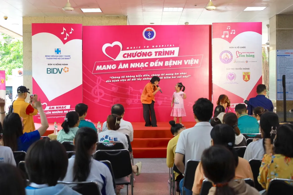 Đông đảo bệnh nhân tham dự chương trình Mang âm nhạc đến bệnh viện số 213. Mang âm nhạc đến bệnh viện