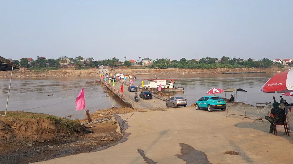Cầu phao Phong Châu hoạt động được khoảng 10 ngày trước khi tiếp tục dừng vì lý do an toàn. Ảnh NGUYỄN HINH Tiếp tục cắt khẩn cấp cầu phao Phong Châu.jpg
