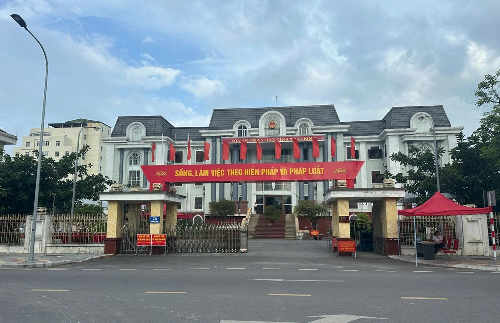 an-ninh-that-chat-tai-phien-toa-xet-xu-phuc-tham-vu-ong-luu-binh-nhuong-le-thanh-van-1.jpg