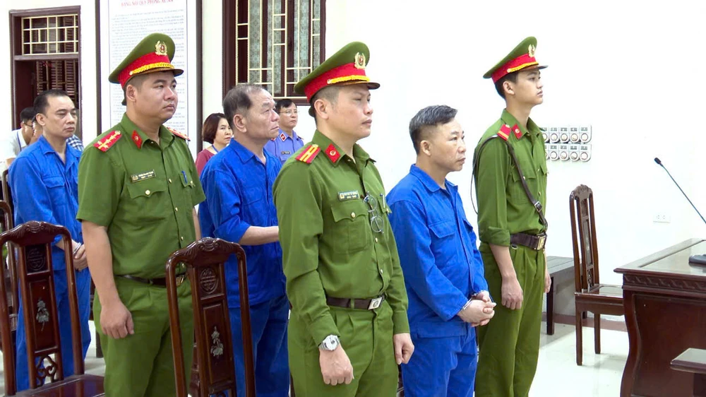 Các bị cáo Lưu Bình Nhưỡng, Lê Thanh Vân, Nguyễn Văn Vương tại phiên tòa. Ảnh: TD Các bị cáo Lưu Bình Nhưỡng, Lê Thanh Vân, Nguyễn Văn Vương tại tòa. Ảnh: TD