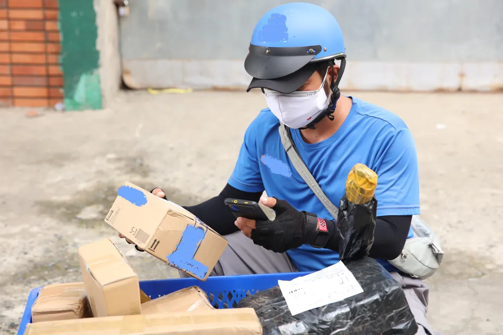 Đề xuất miễn thuế nhập khẩu đơn hàng dưới 2 triệu đồng vẫn khiến hàng Việt lo ngại cạnh tranh vì hàng ngoại nhập giá rẻ vẫn đổ bộ. Ảnh: Thu Hà mien-thue-nhap-khau-hang-online.jpg