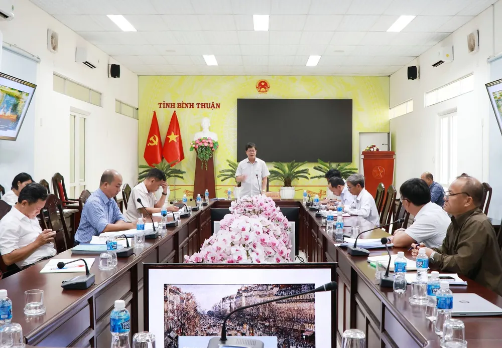 Ông Nguyễn Hồng Hải (đứng), Phó Chủ tịch UBND tỉnh Bình Thuận chỉ đạo tại cuộc họp nghe báo cáo tiến độ thực hiện dự án Khu công nghiệp Sơn Mỹ 1, huyện Hàm Tân. Ảnh: NP Khu công nghiệp
