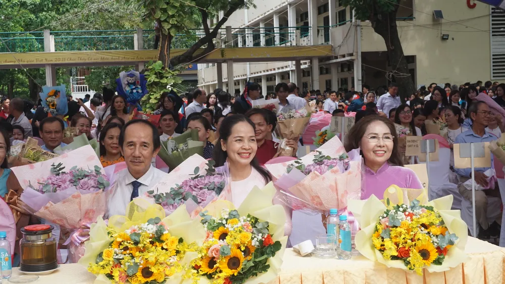 Học sinh đã dành tặng các thầy cô những bó hoa tươi thắm với tấm lòng biết ơn. Ảnh: NGUYỄN QUYÊN DSC06303.JPG