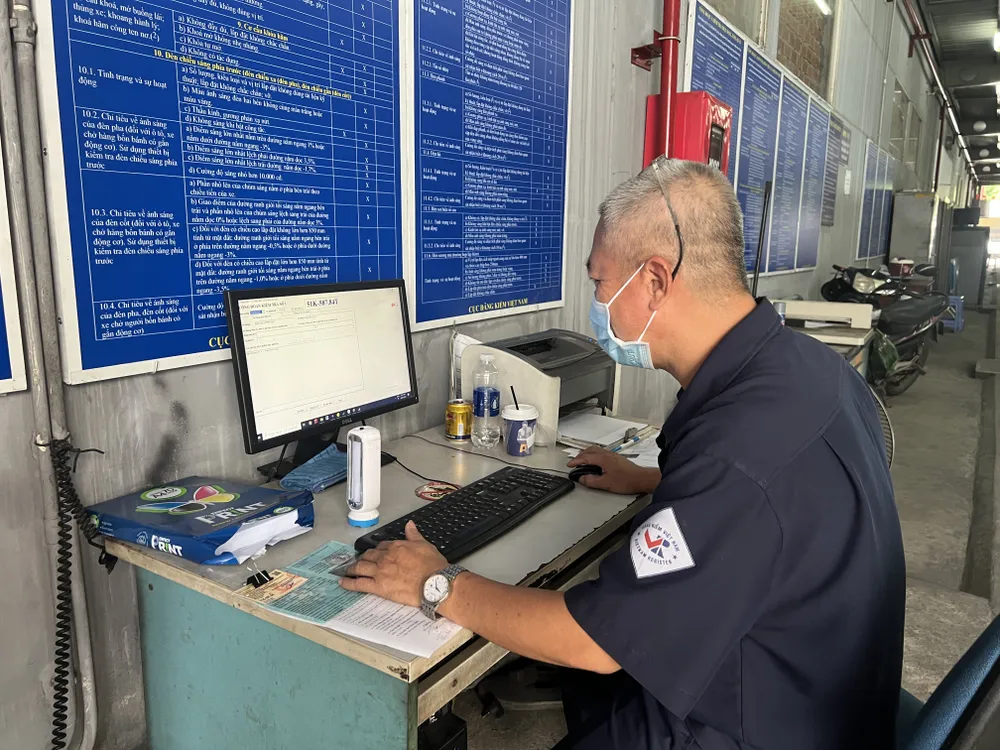 Mỗi chủ xe cần kiểm tra thông tin phạt nguội trước khi đi kiểm định. Ảnh: THY NHUNG Đăng kiểm ô tô ở TP.HCM vắng vẻ, người dân chỉ mất 15 phút để kiểm định xe