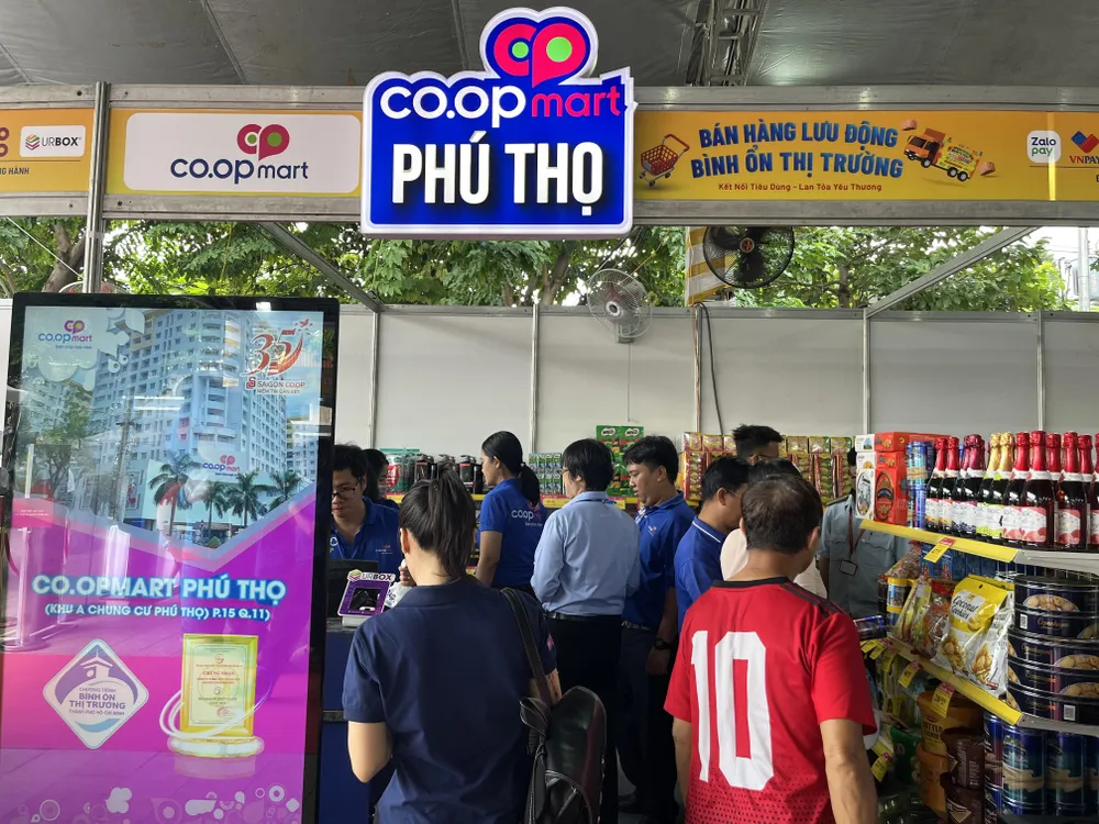 Công nhân chọn hàng bình ổn thị trường: Mua trước, trả tiền sau ảnh 1 bình ổn thị trường